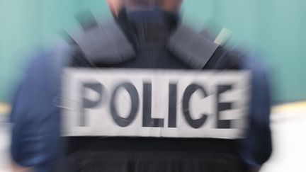 Un jeune policier parisien a été mis en examen et interdit d'exercer sa fonction après avoir tué un automobiliste lors d'une course-poursuite (photo d'illustration). (VALERY HACHE / AFP)