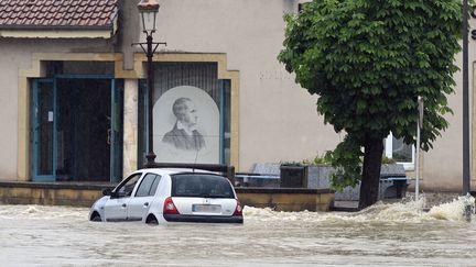 Une voiture est vue dans une zone inondée suite à de fortes pluies sur la région de Boulay-Moselle, dans l’est de la France, le 17 mai 2024. (JEAN-CHRISTOPHE VERHAEGEN / AFP)