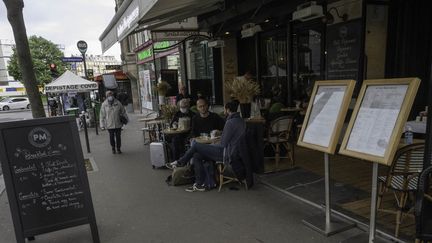 Des gens sont en terrasse à Paris, le 19 mai 2021 pour la réouverture. (ESTELLE RUIZ / HANS LUCAS / AFP)