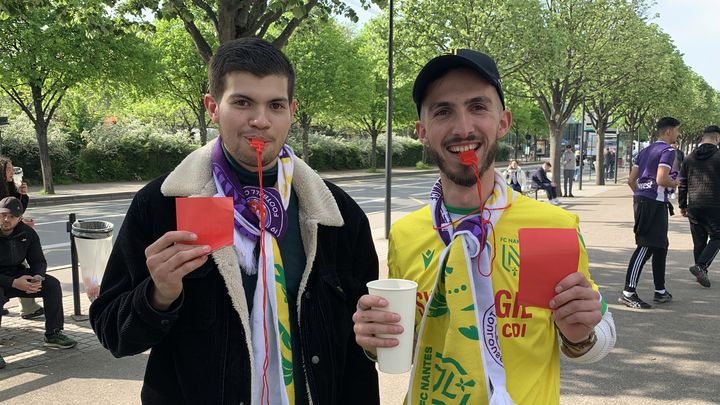 Aurélien et Yannis ont récupéré les cartons rouges et les sifflets distribués par les syndicats aux abords du Stade de France, le 29 avril 2023. (GABRIEL JOLY)