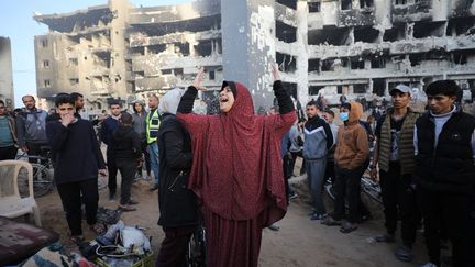 Une femme crie sa colère devant le bâtiment des urgences, situé face à l'entrée de l'hôpital. (DAWOUD ABO ALKAS / ANADOLU / AFP)