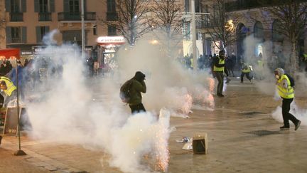 Une manifestation de "gilets jaunes" dégénère en centre-ville de Toulon et devant le stade Mayol, le 12 janvier 2019. (BOUTRIA LUC /F MULLER / MAXPPP)