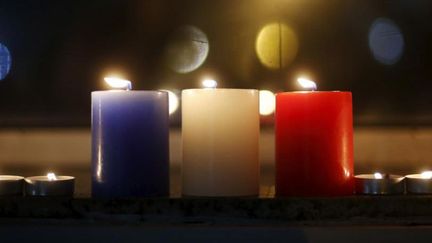 Des bougies bleu blanc et rouge devant l'ambassade de France à Séoul (Corée du Sud), samedi 14 novembre 2015  (KIM HONG-JI / REUTERS)