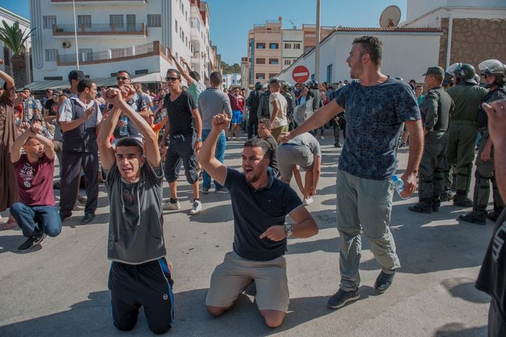 Manifestation à Al Hoceima sur la côte méditerranéenne du Maroc, le 20 juillet 2017. Le irak du Rif a montré la réalité d'un royaume très inégalitaire. (JALAL MORCHIDI / ANADOLU AGENCY)