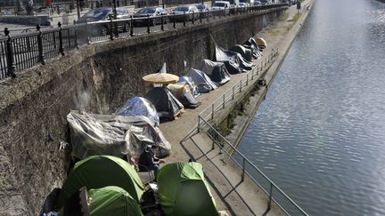 Des tentes le long du canal Saint-Martin à Paris, le 13 septembre 2018.&nbsp; (SERGE ATTAL / ONLY FRANCE / AFP)