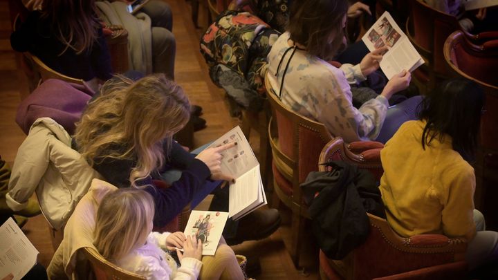 Des enfants suivant leur livret en pleine représentation de "Une Cenerentola" au Théâtre des Champs-Elysées. (VINCENT PONTET)