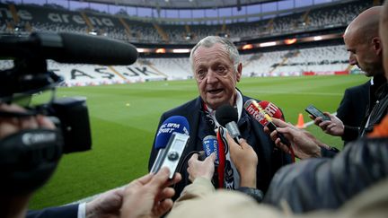 Jean-Michel Aulas s'exprime après un match entre&nbsp;Besiktas et l'Olympique lyonnais, à Istanbul (Turquie), le 19 avril 2017. (BERK OZKAN / ANADOLU AGENCY / AFP)