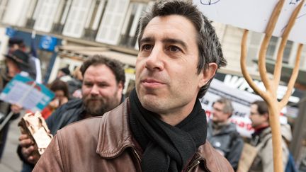 Le journaliste et réalisateur François Ruffin participe à la Marche pour la VIe République de la France insoumise le 18 mars 2017 à Paris. (CITIZENSIDE/SERGE TENANI / AFP)