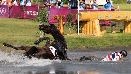 Chute à l'arrière&nbsp;!&nbsp;Le&nbsp;cavalier thaïlandais&nbsp;Arinadtha Chavatanont et de son cheval Boleybawn Prince auraient peut-être dû concourir en plongeon plutôt qu'à l'épreuve de cross des Jeux.&nbsp; (YUKI IWAMURA / AFP)