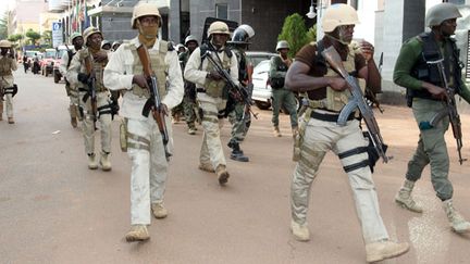 &nbsp; (Forces spéciales maliennes à l'hôtel Radisson Blu de Bamako, après la prise d'otage de novembre. © Maxppp)