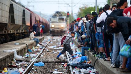 Ces migrants on r&eacute;ussi &agrave; p&eacute;n&eacute;trer dans la gare de Gevgelija en Mac&eacute;doine le 22 ao&ucirc;t 2015. A pr&eacute;sent, ils attendent apr&egrave;s avoir v&eacute;cu trois jours dans un no man's land, plus de 1500 r&eacute;fugi&eacute;s majoritairement syriens sont entr&eacute;s en Gr&egrave;ce depuis la Mac&eacute;doine. (ROBERT ATANASOVSKI / AFP)