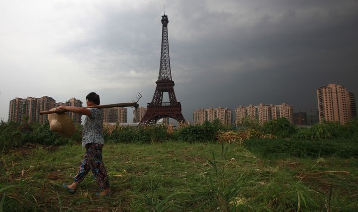 Une paysanne cultive son champ , le 1er ao&ucirc;t 2013 &agrave; Tianducheng (Chine). (ALY SONG / REUTERS)