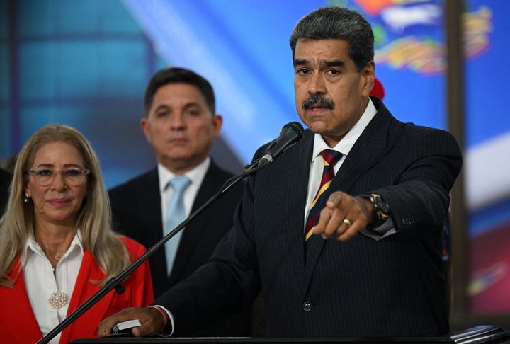 Le président vénézuélien, Nicolas Maduro, s'adresse à la presse devant la Cour suprême de justice à Caracas (Venezuela) le 9 août 2024. (FEDERICO PARRA / AFP)