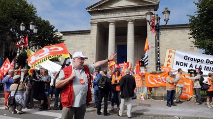 Des employ&eacute;s de Doux manifestent devant le tribunal de Quimper (Finist&egrave;re), le 5 septembre 2012.&nbsp; (FRED TANNEAU / AFP)