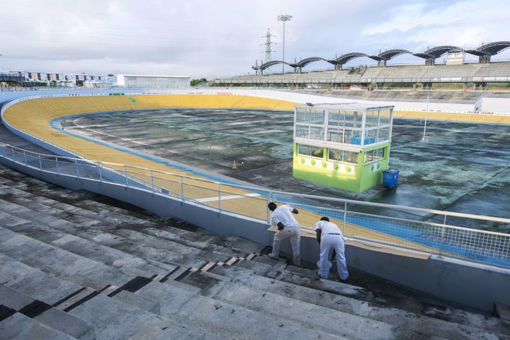 Travaux de rénovation au stade vélodrome Amédée-Detraux de Baie-Mahault (Guadeloupe) avant la Coupe Davis, le 28 décembre 2015. (HELENE VALENZUELA / AFP)