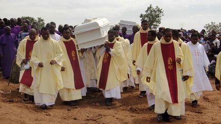 lors des funérailles de 19 membres d'une congrégation catholique au Nigeria, un mois après l'attaque menée contre leur église. L'Etat de Benue central, dans le nord du Nigeria, a été frappé par une vague de troubles meurtriers opposant agriculteurs chrétiens et éleveurs fulanis musulmans. L'accès à la terre et à l'eau serait à l'origine de ce conflit qui prend de plus en plus une tournure religieuse.