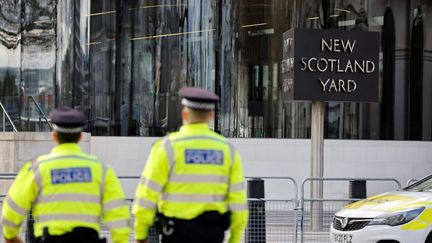 Des officiers de police à Londres (Royaume-Uni), le 14 février 2022. (TOLGA AKMEN / AFP)