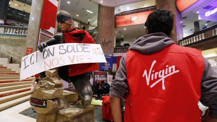 Des salari&eacute;s occupent le magasin Virgin des Champs-Elys&eacute;es, &agrave; Paris, le 17 juin 2013. (FRANCOIS GUILLOT / AFP)