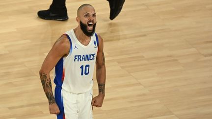 Evan Fournier, après la victoire de l'équipe de France contre le Canada en quarts de finale des Jeux olympiques à Paris, le 6 août 2024. (ARIS MESSINIS / AFP)