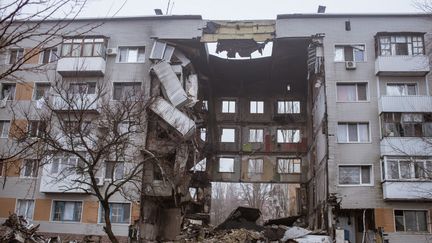 Un immeuble détruit par des tirs d'artillerie à Bakhmout (Ukraine), le 16 décembre 2022. (ANDRE LUIS ALVES / ANADOLU AGENCY VIA AFP)