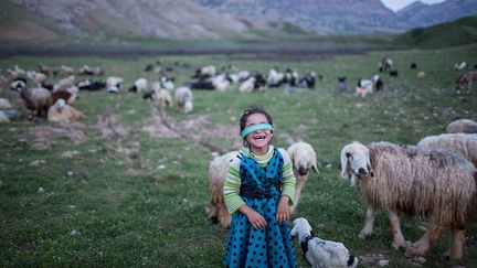 Un petit pourcentage des Bakhtiaris sont des pasteurs nomades. Mais 70% d’entre eux ont disparu au cours du siècle dernier, suite à la sédentarisation imposées par les divers gouvernements, à la modernisation et aux conditions climatiques. Ce reportage de Catalina Martin-Chico raconte le combat de ceux qui malgré les défis croissants de la vie nomade refusent d’y renoncer (Catalina Martin-Chico )