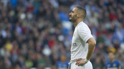 Karim Benzema, avant-centre du Real Madrid et de l'équipe de France, le 5&nbsp;décembre 2015 à Madrid (Espagne). (CURTO DE LA TORRE / AFP)