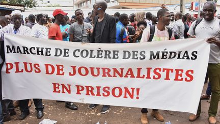 Des journalistes guinéens manifestent le 2 avril 2019 à Conakry pour demander la libération du journaliste Lansana Camara, directeur du site internet conakrylive.info. (CELLOU BINANI / AFP)