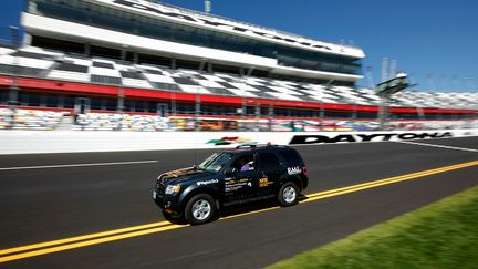 Un pilote aveugle conduit une voiture, sur un circuit, &agrave; Daytona Beach (Floride, Etats-Unis), le 29 janvier 2011. (CHRIS GRAYTHEN / GETTY IMAGES NORTH AMERICA)