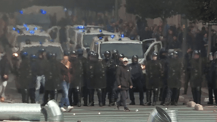 Lors des dernières manifestations contre la réforme des retraites, la technique de la "nasse", qui consiste à encercler les manifestants pour les immobiliser, a été très utilisée par les forces de l'ordre. Mais est-elle légale ?