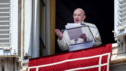 Le pape François place Saint-Pierre, au Vatican, le 9 mai 2021. (VINCENZO PINTO / AFP)