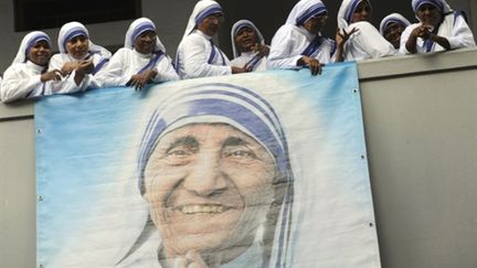 Des nones de l'ordre de la Charité autour du portrait de Mère Térésa lors de son centenaire le 26 août 2010 à Calcutta (AFP/AFP POOL)