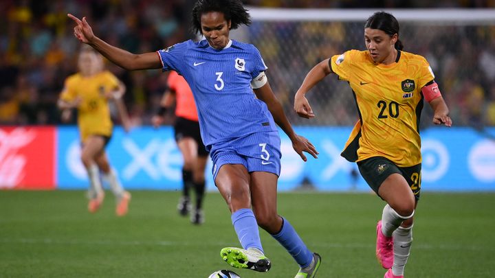 Wendie Renard face à l'Australienne Sam Kerr lors du quart de finale de la Coupe du monde, le 12 août 2023. (FRANCK FIFE / AFP)