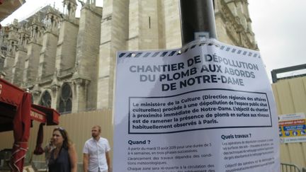 Affichette sur le "chantier de dépollution du plomb aux abords de Notre-Dame", à Paris, le 18 août 2019. (MAXPPP)