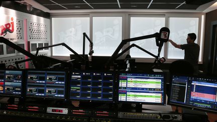 Un technicien au travail dans un studio de la radio NRJ, à Paris (24 juillet 2012)
 (Jacques Demarthon / AFP)