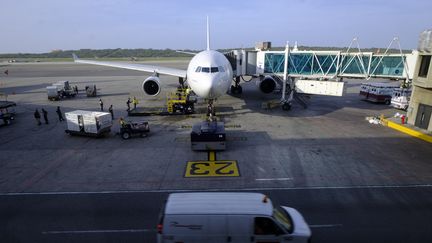 Un avion de la compagnie Air France, à l'aéroport Simon Bolivar de Maiqueta, à Caracas (Venezuela), le 8 janvier 2017. (THIERRY MONASSE / DPA / AFP)