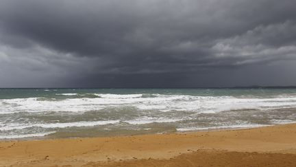 La plage de Luquillo, sur l'île de Porto Rico, à l'approche de l'ouragan Maria, le 19 septembre 2017.&nbsp; (RICARDO ARDUENGO / AFP)