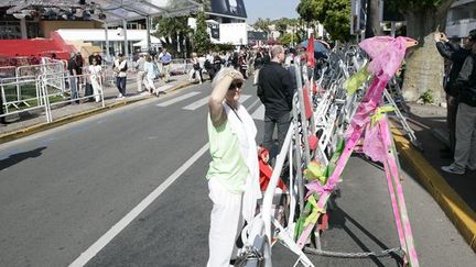 Un rituel ! Les escabeaux s&#039;accumulent à proximité du tapis rouge. Les amateurs sont déjà en place.²
 (Bernard Brun / France Télévisions)