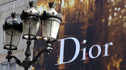 &nbsp; (Une publicité pour Dior dans les rues de Paris © Reuters Charles Platiau)