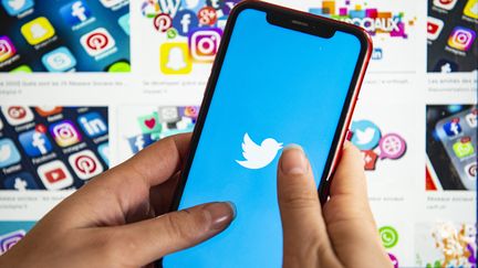 L'application Twitter s'ouvre sur&nbsp;un smartphone, le 21 octobre 2020. (JOAO LUIZ BULCAO / AFP)