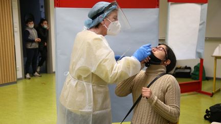 Un test PCR pratiqué dans un collège de Vico, en Corse, le 29 janvier 2021. (PASCAL POCHARD-CASABIANCA / AFP)