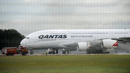 L'Airbus A380 de la compagnie Quantas immobilisé sur l'aéroport de Singapour après un atterrissage forcé le 2/11/2010 (AFP/ROSLAN RAHMAN)