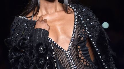 Première à apparaître sur le podium du défilé haute couture de Versace, le mannequin Naomi Campbell, 43 ans, a défilé dans un modèle très sexy.
 (Miguel Medina / AFP)