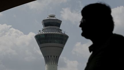 La tour de contr&ocirc;le de l'a&eacute;roport de Kuala Lumpur&nbsp;(Malaisie), le 19 mars 2014. (MOHD RASFAN / AFP)