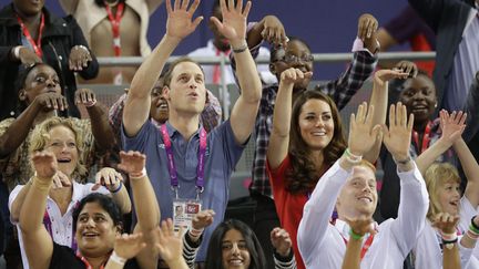 Ils ne sont pas mignons le prince et la duchesse &agrave; faire la ola pendant les &eacute;preuves de cyclisme sur piste aux Jeux paralympiques ? (ANDREW WINNING / REUTERS)