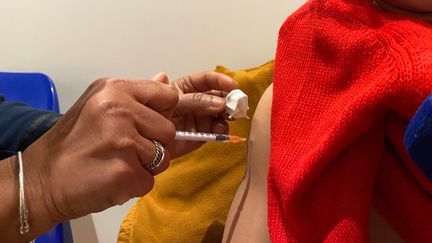 Vaccination d'un enfant à Chateauroux le 17 décembre 2021 (Delphine-Marion Boulle/Radio France)