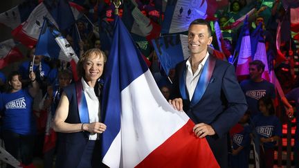 Nantenin Keita et Alexis Hanquinquant, porte-drapeaux de la délégation françaises aux Jeux paralympiques, dans le hall de France Télévisions, à Paris, le 12 juillet 2024. (KMSP/AFP)