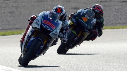 L'espagnol Jorge Lorenzo (Yamaha) devance son compatriote Dani Pedrosa (Honda) et l'italien Andrea Dovizioso (Yamaha) lors du Grand Prix Moto GP de Catalogne sur le circuit de Montmelo près de Barcelone. (TOSHIFUMI KITAMURA / AFP)