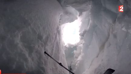 "J'ai cru que j'allais mourir;" un skieur filme sa chute dans la crevasse d'un glacier suisse, 