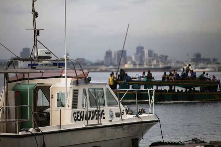 La gendarmerie ivoirienne effectuant un contrôle dans le port d'Abidjan le 29 mai 2013. (REUTERS/Thierry Gouegnon)