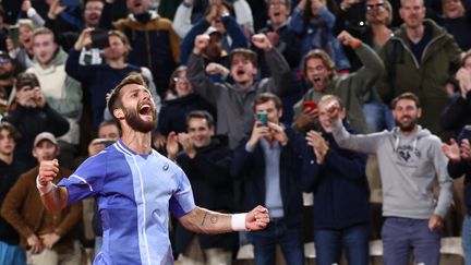 La joie de Corentin Moutet après sa victoire au troisième tour, à Roland-Garros, le 31 mai 2024. (EMMANUEL DUNAND / AFP)